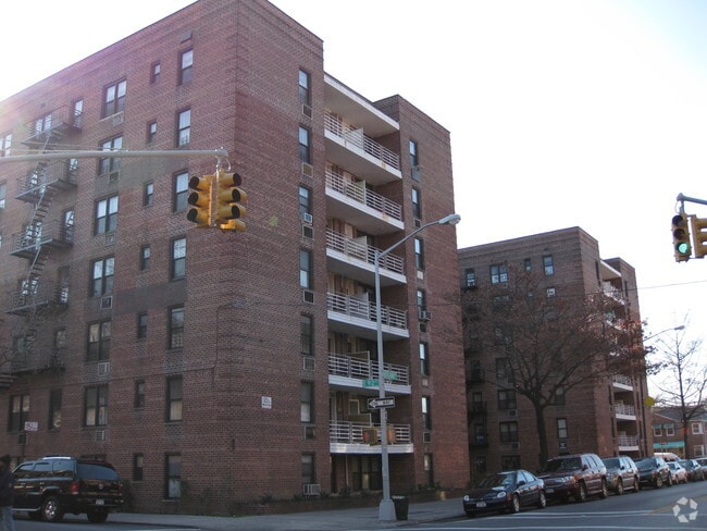 Building Photo - 950 Rutland Rd