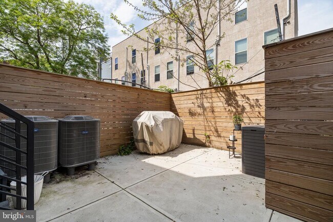 Building Photo - 2409 Oakford St