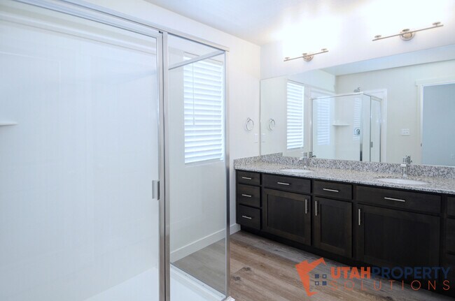 Building Photo - 1006 W 430 S