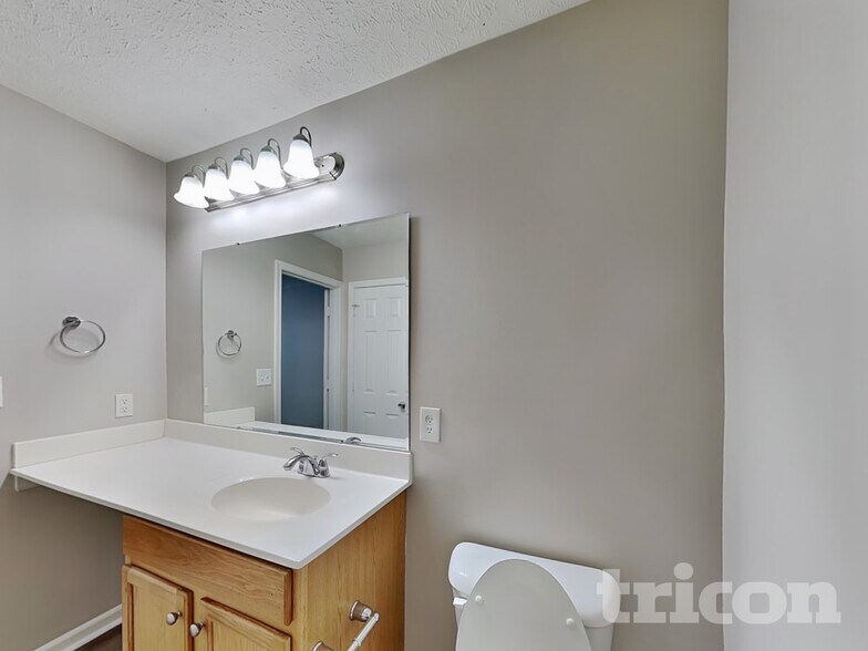 Building Photo - 3234 Hurst St