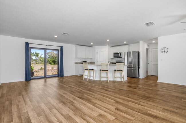 Building Photo - NOW AVAILABLE - 3/2 with 2 Car Garage in Mirror Lakes!