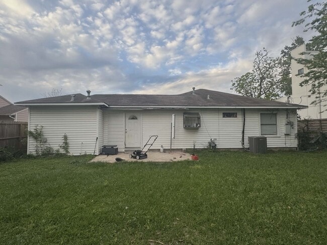 Building Photo - 6417 Rolla St