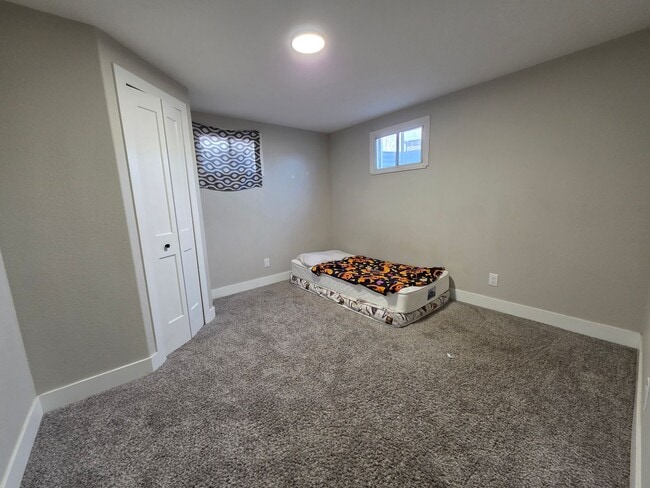 Building Photo - 5 Bed 2 bath Home near Fort Carson!!