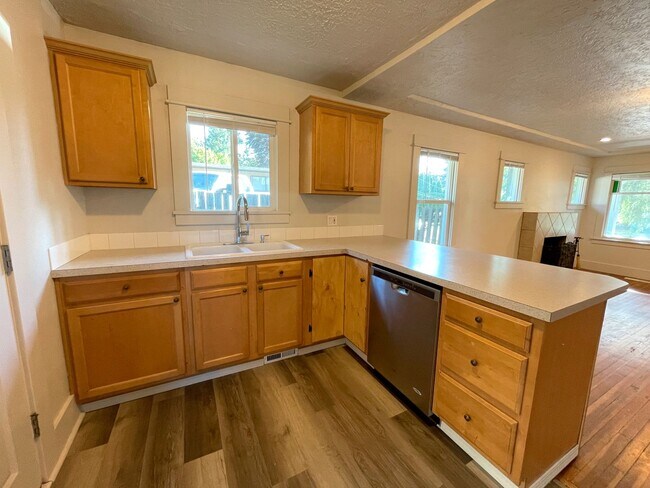 Building Photo - Charming 1920s Bungalow in Montavilla, Washer and Dryer Included!
