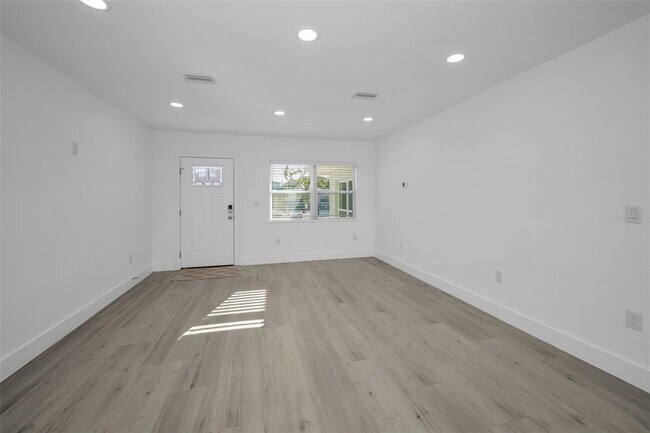 Building Photo - 14125 N Bayshore Dr