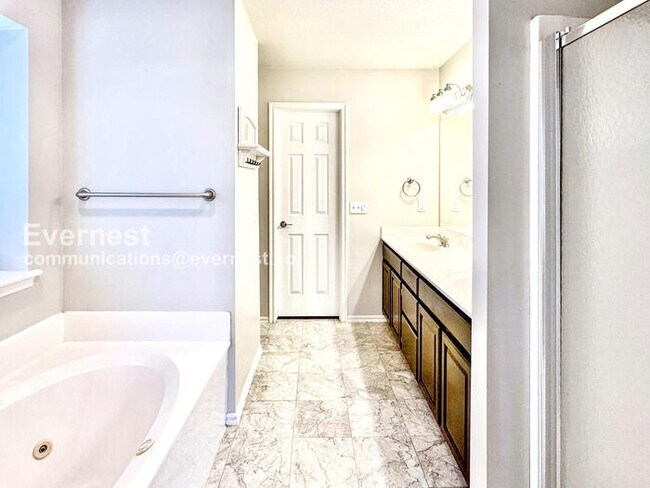 Building Photo - Charming 3-Bed, 2-Bath Home with Fenced Backyard & 2-Car Garage