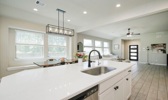 Building Photo - 320 Rise Ln