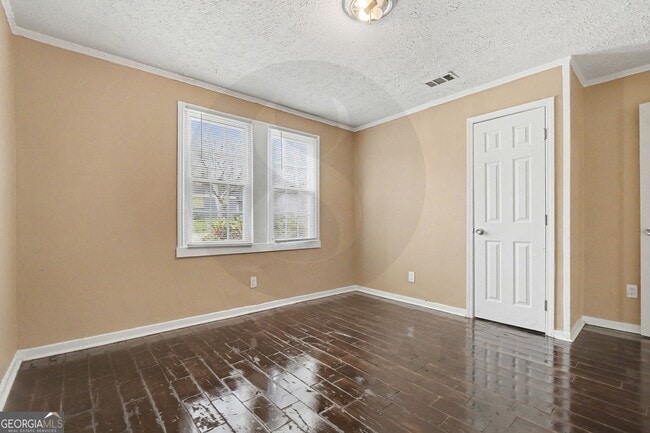 Building Photo - 1716 Lisbon Dr SW