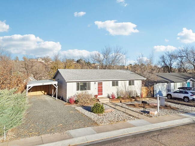 Building Photo - 4 Bed Beauty on West Side!