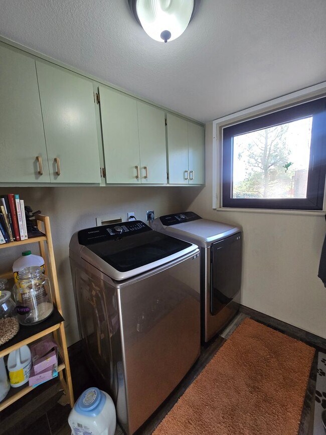 Building Photo - Furnished, 2/2 or 3/2.5 Opportunity