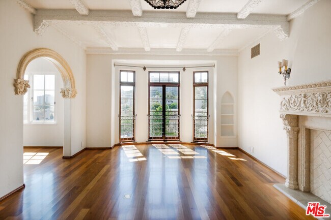 Building Photo - 1302 N Sweetzer Ave