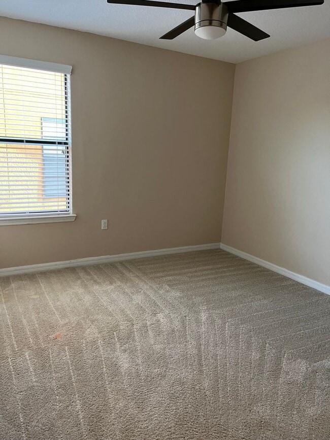 Building Photo - Five Bedroom with Water View in Avalon Park