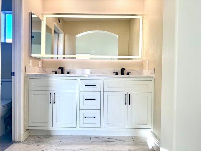 Building Photo - Beautiful 2 Story, 2 Bedroom plus Large Loft Condo in Aliso Viejo