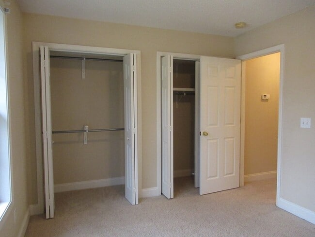 Building Photo - 3760 Beacon Dr