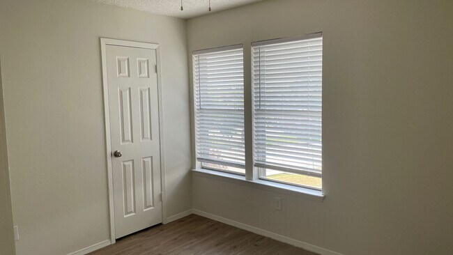 Building Photo - 2 Bed/ 1 Bath With Easy Access to 183/290 ...