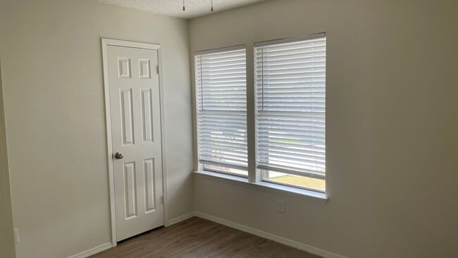 Building Photo - 2 Bed/ 1 Bath With Easy Access to 183/290 and 35