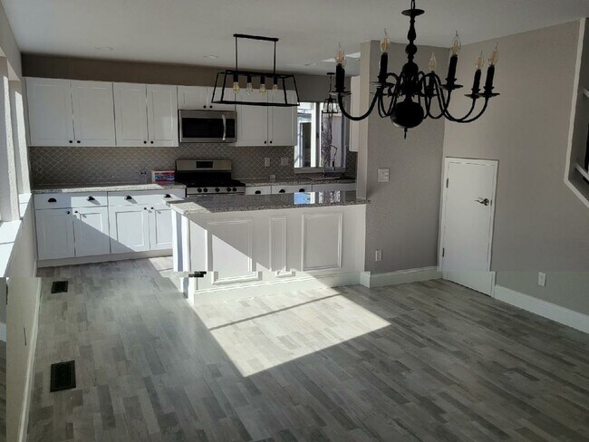 Building Photo - Beautiful Remodeled 4 Bedroom in Sparks