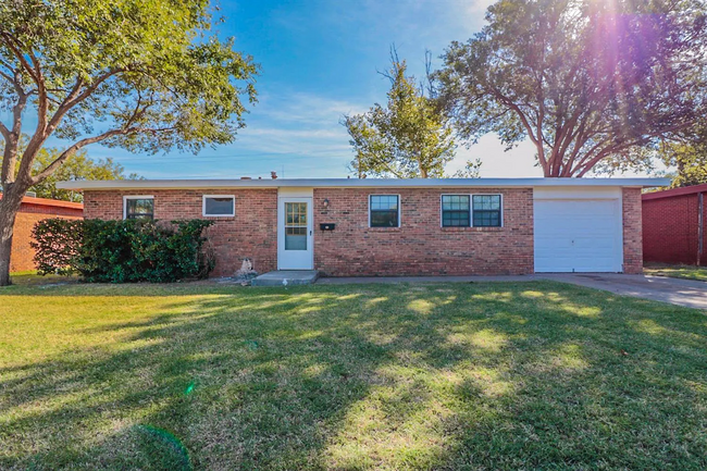 Primary Photo - 3bed/1 bath property located in Central Lu...