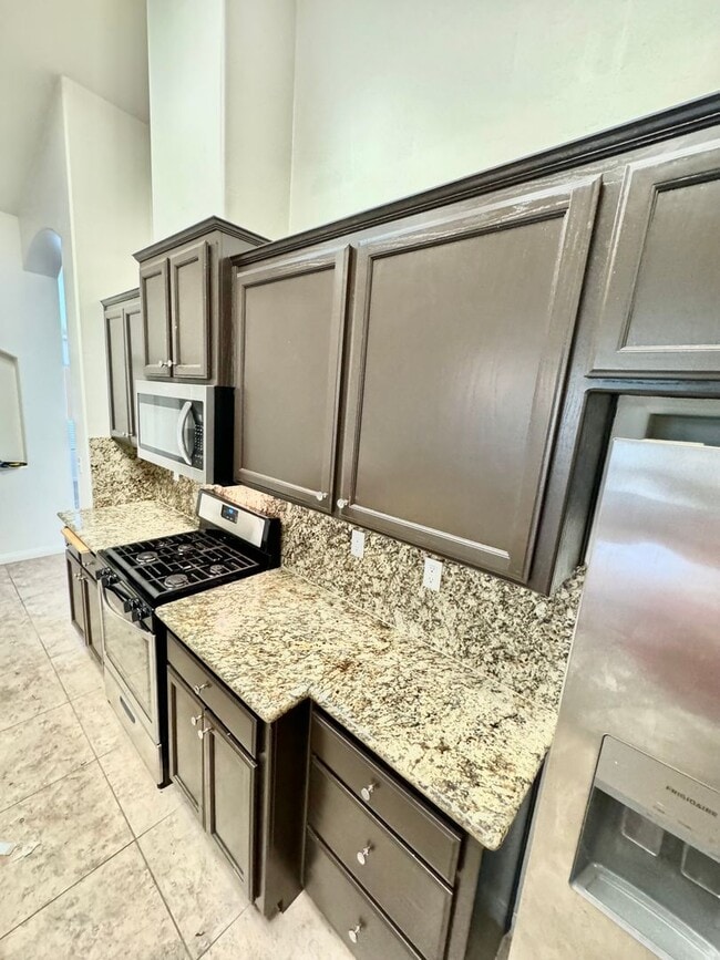 Building Photo - Make yourself at home in this delightful B...