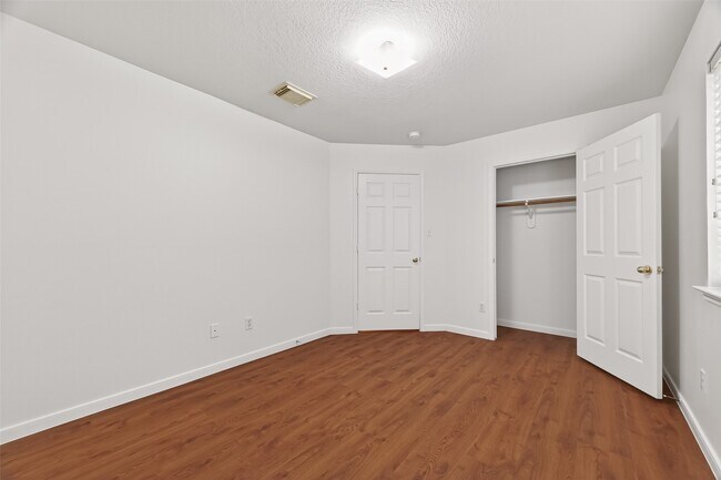 Building Photo - 2015 Waverly Glend Dr