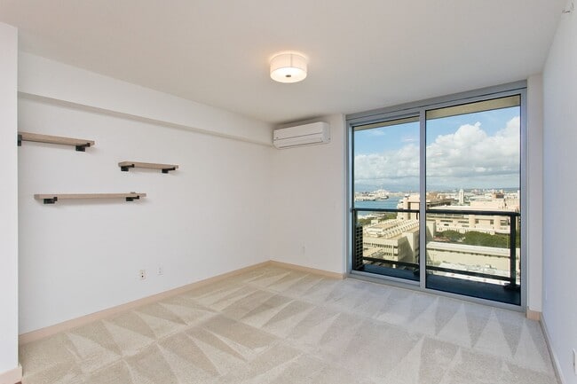 Building Photo - Available May 1st, One Bedroom One Bath Condo in Kakaako