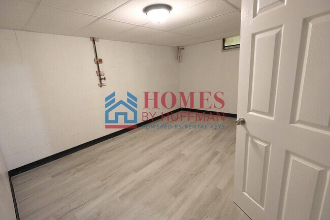 Building Photo - Three Bedroom House  | Attached Garage