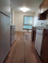 Kitchen & dining area - Legend House