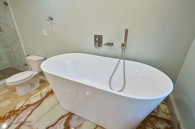 Building Photo - Aqua Vista - Entertainers Playhouse