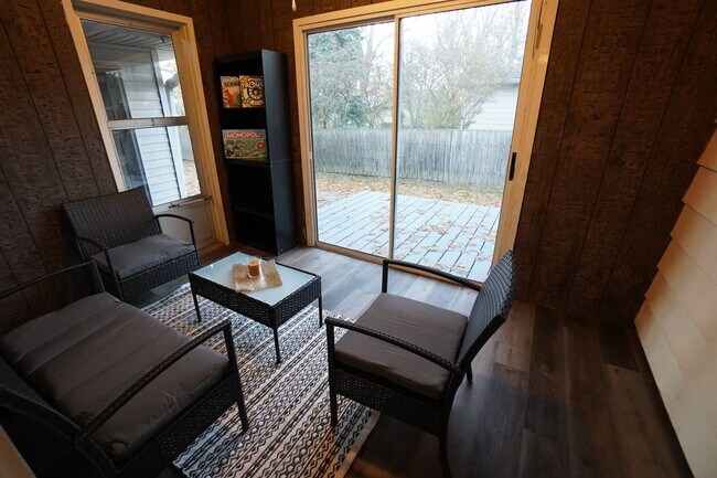 Building Photo - 4 Bedroom 2 Bathroom FULLY FURNISHED Home with Fenced in Backyard and 2 Car Garage-  UTILITIES IN...