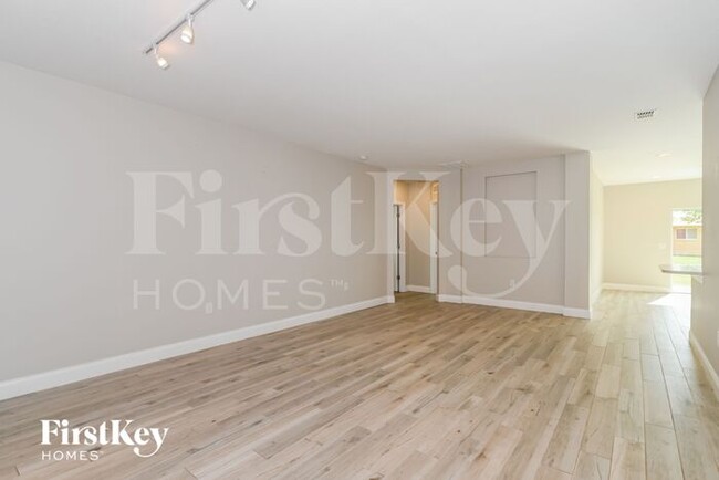 Building Photo - 1215 SW 11th Pl