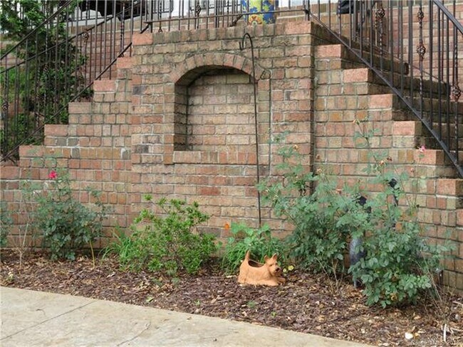 Building Photo - 123 7th St