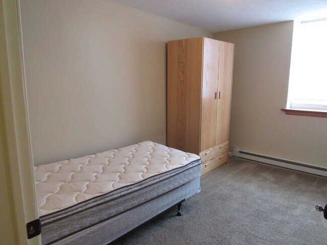 Building Photo - 1100 RES