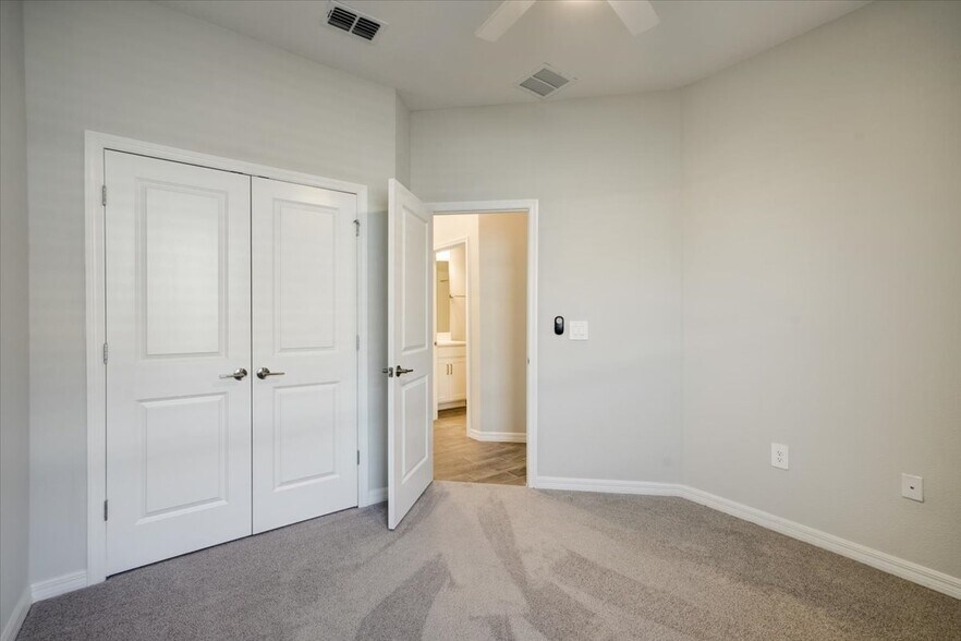 Building Photo - 2118 Ridge Pointe Ln