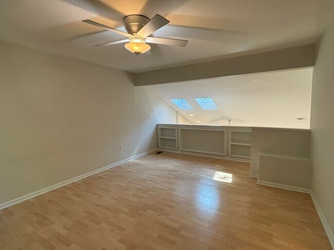Building Photo - Adorable 1 bedroom 1.5. bath end unit townhouse in Annapolis