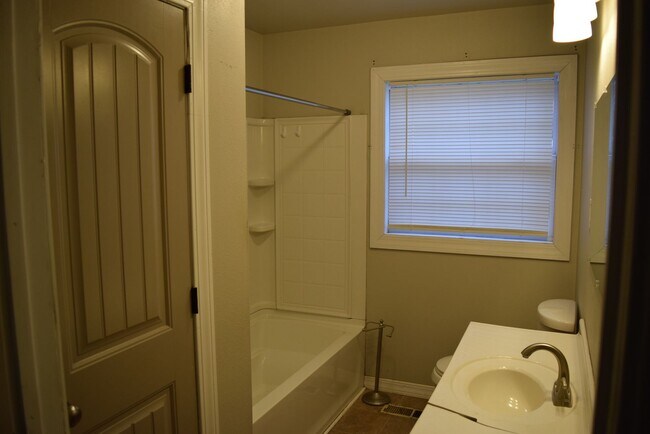Building Photo - Cozy Comfort in a Great Location: Spacious...