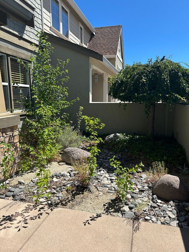 Building Photo - **READY FOR MOVE IN** Somersett Townhome