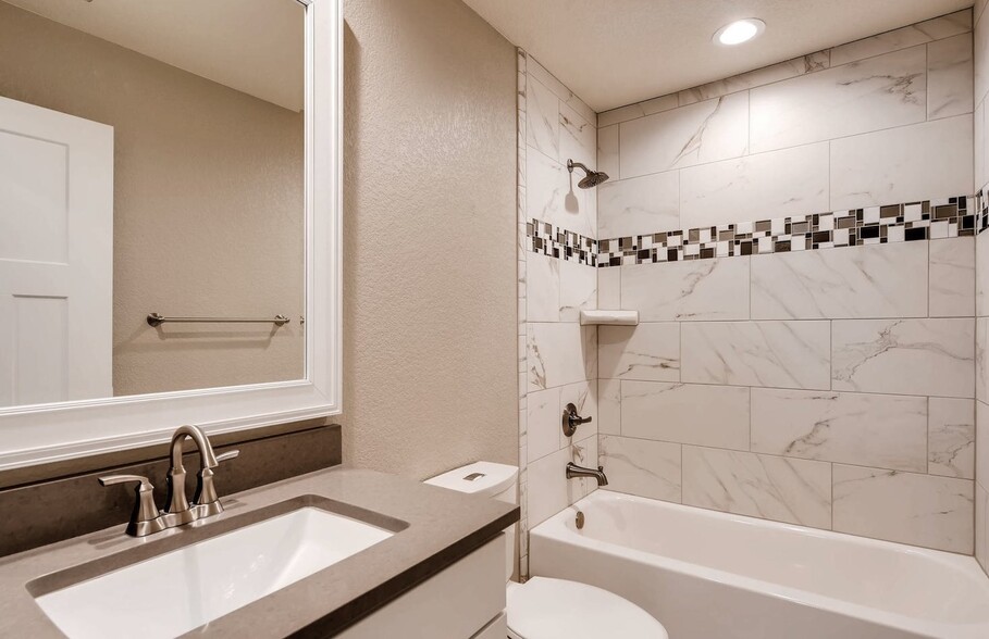 MAIN BATHROOM - 3508 Dogwood Ave