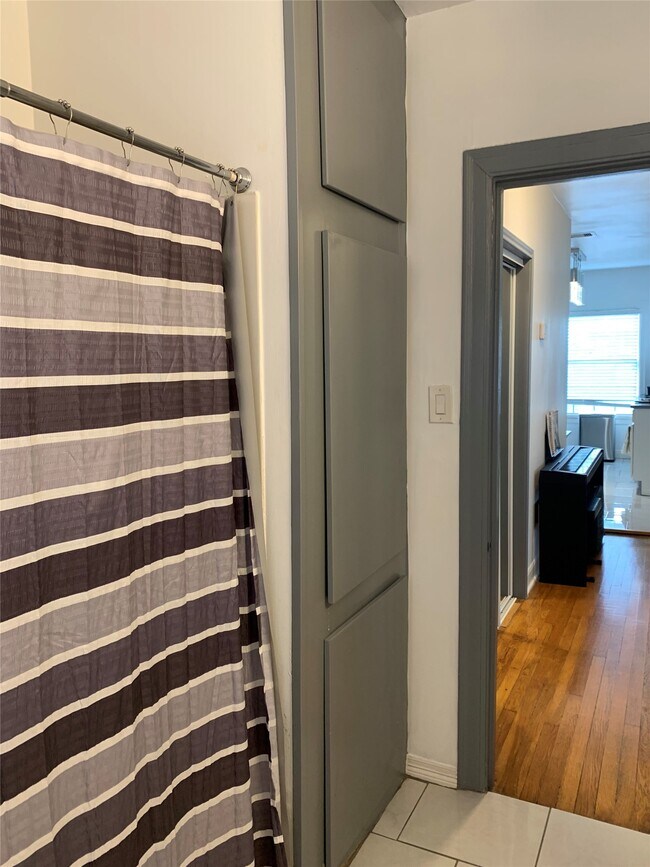 Building Photo - 1546 Lombardy St