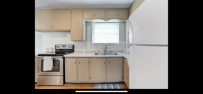 Spacious kitchen - 1530 NE 43rd St