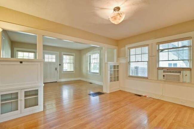 Building Photo - 2 Bed, 2 Bath Craftsman Style Home by Down...