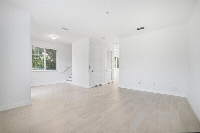 Building Photo - 520 NW 39th Cir