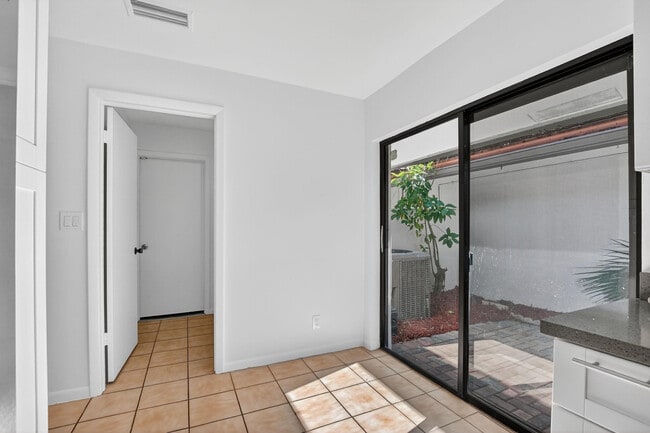 Building Photo - 661 Hollows Cir