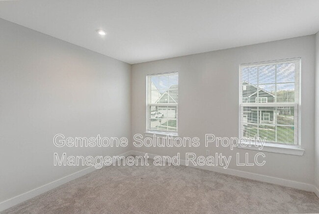 Building Photo - 3301 Somerset Ln