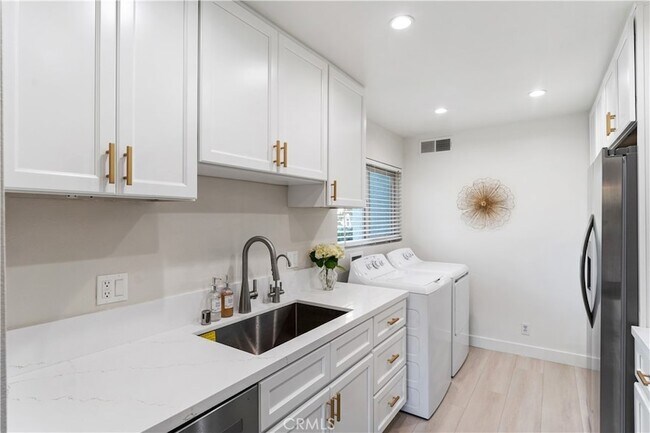 Building Photo - 4724 Park Granada