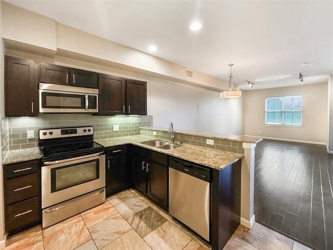 Building Photo - 2208 Kavanaugh Blvd