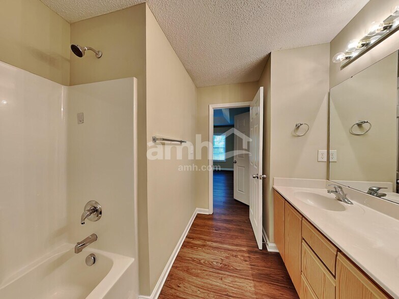 Building Photo - 803 Woodgreen Dr