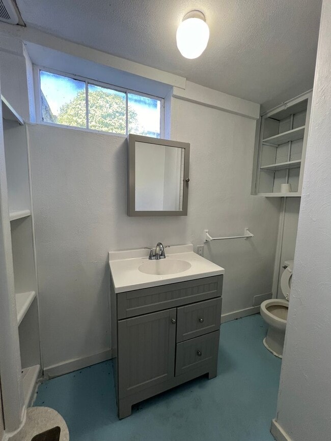 Building Photo - Three Bedroom in the Heart of Bremerton. P...