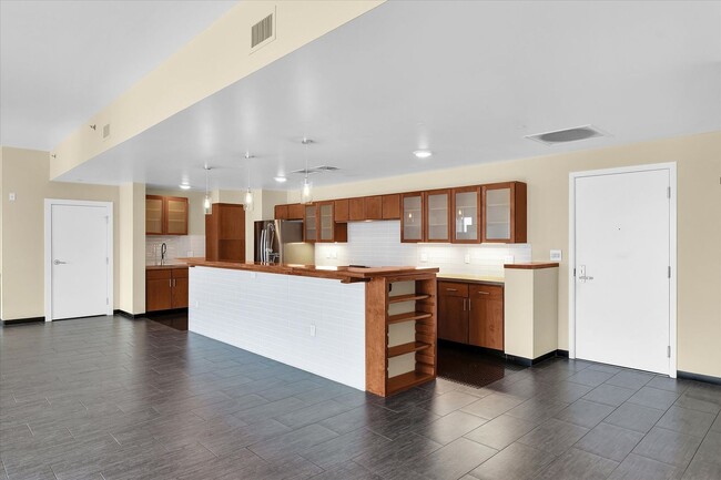 Building Photo - 3,400 SQFT CONDO IN DOWNTOWN CHAMPAIGN W/ ...