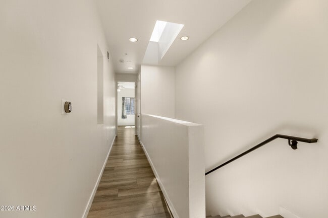 Building Photo - 421 W 6th St