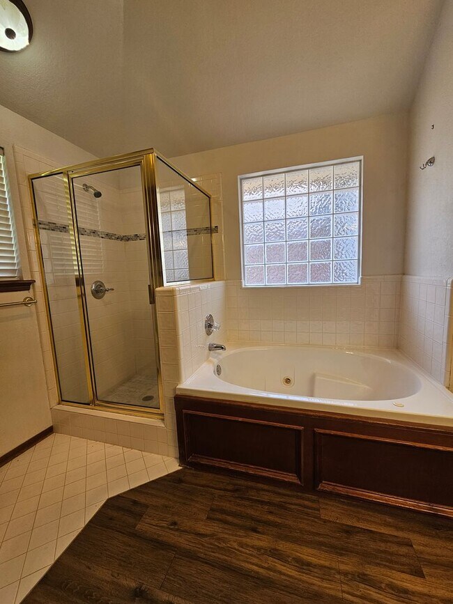Building Photo - (3) Bed/(2) Bath in West Norman's Castlero...